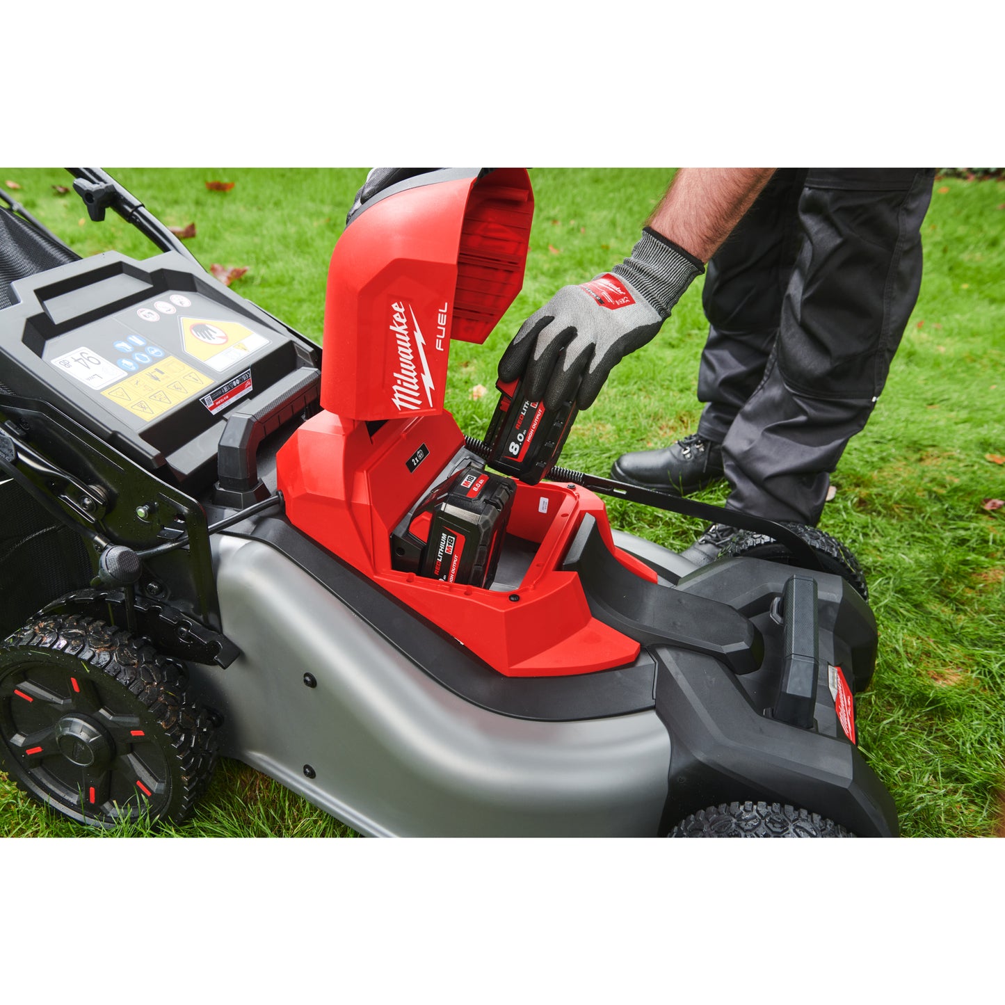 Milwaukee M18 FUEL™ Akku-Rasenmäher (2x18V) mit Radantrieb und 46 cm Schnittbreite - gartengeraete.jetzt  - 