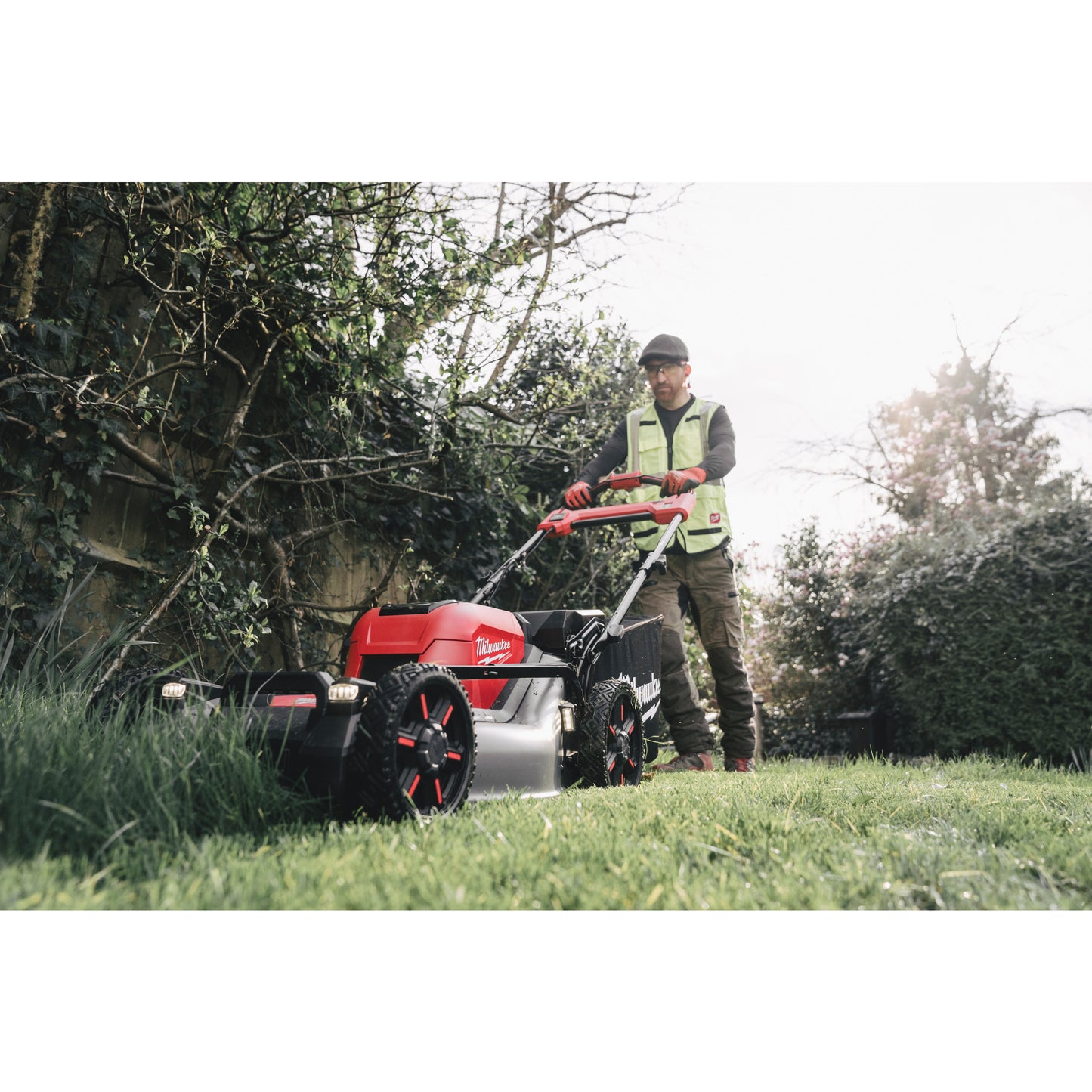 Milwaukee M18 FUEL™ Akku-Rasenmäher (2x18V) mit Radantrieb und 53 cm Schnittbreite - gartengeraete.jetzt  - 