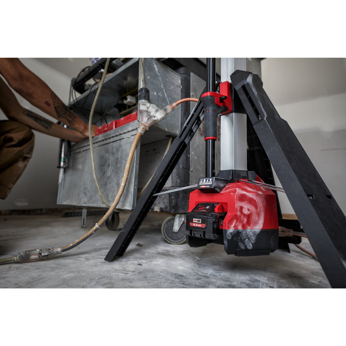 Milwaukee M18™ High Output Stehleuchte/Ladegerät - M18 HOSALC-0 - gartengeraete.jetzt  - 