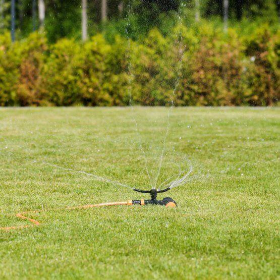 Fiskars Wirbelsprinkler Metall auf Rädern - gartengeraete.jetzt  - 