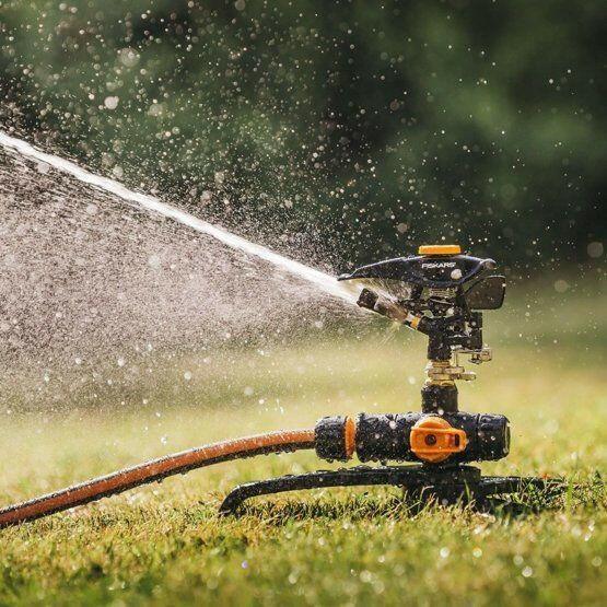 Fiskars Sector Sprinkler auf Stativ Fuß ein/aus - gartengeraete.jetzt  - 