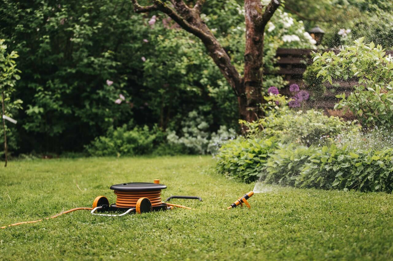 Fiskars Schlauchaufroller L mit Radern. inkl. 30m Gartenschlauch - gartengeraete.jetzt  - 