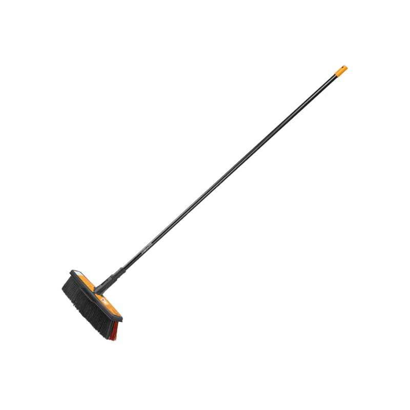 Fiskars Besen SOLID L - mit 170 cm Aluminiumstiel - gartengeraete.jetzt  - Fiskars